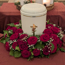 Laden Sie das Bild in den Galerie-Viewer, Urnenkranz aus Rosen "Ewige Verbundenheit"