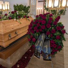 Laden Sie das Bild in den Galerie-Viewer, Trauerkranz aus Rosen "Ewige Verbundenheit"