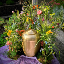 Laden Sie das Bild in den Galerie-Viewer, Wiesenhafter Urnenschmuck "Natürlichkeit"