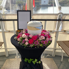 Laden Sie das Bild in den Galerie-Viewer, Urnenkranz in Pink "Wolfgangsee"