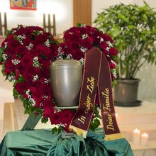 Laden Sie das Bild in den Galerie-Viewer, Urnenherz aus Rosen "Ewige Verbundenheit"