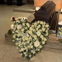 Laden Sie das Bild in den Galerie-Viewer, Standherz mit Lilien "Immerwährende Liebe"