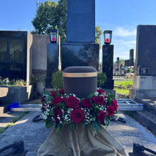 Laden Sie das Bild in den Galerie-Viewer, Urnenkranz aus Rosen "Ewige Verbundenheit"