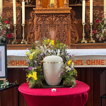 Laden Sie das Bild in den Galerie-Viewer, Wiesenhafter Urnenschmuck "Natürlichkeit"