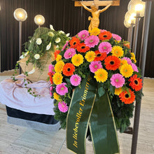 Laden Sie das Bild in den Galerie-Viewer, Trauerkranz aus Gerbera "Neusiedlersee"