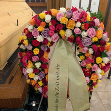 Laden Sie das Bild in den Galerie-Viewer, Biedermeierkranz aus Rosen "Eleganz"