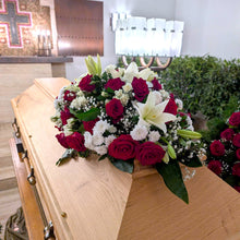 Laden Sie das Bild in den Galerie-Viewer, Sarggesteck aus Rosen und Lilien "Immerwährende Liebe"