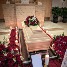 Laden Sie das Bild in den Galerie-Viewer, Sarggesteck aus Rosen und Lilien "Immerwährende Liebe"