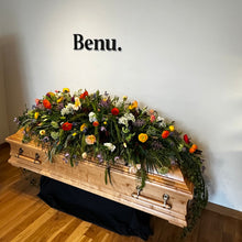 Laden Sie das Bild in den Galerie-Viewer, Saisonale Sargdecke "Kraft"