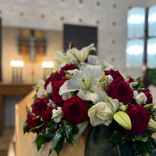 Laden Sie das Bild in den Galerie-Viewer, Sarggesteck aus Rosen und Lilien "Immerwährende Liebe"