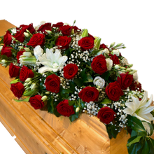 Laden Sie das Bild in den Galerie-Viewer, Sarggesteck aus Rosen und Lilien "Immerwährende Liebe"