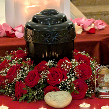 Laden Sie das Bild in den Galerie-Viewer, Urnenkranz aus Rosen "Ewige Verbundenheit"