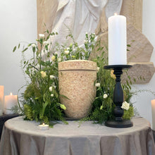 Laden Sie das Bild in den Galerie-Viewer, Wiesenhafter Urnenschmuck "Natürlichkeit"