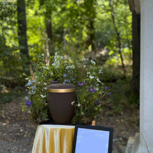 Laden Sie das Bild in den Galerie-Viewer, Wiesenhafter Urnenschmuck "Natürlichkeit"