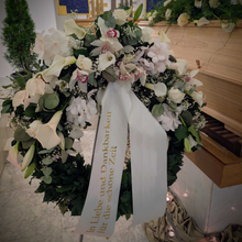 Laden Sie das Bild in den Galerie-Viewer, Trauerkranz mit Orchidee "Unendliche Dankbarkeit"
