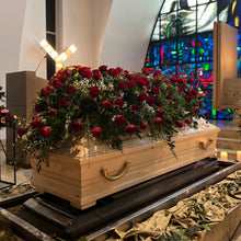 Laden Sie das Bild in den Galerie-Viewer, Sargdecke aus roten Rosen "Ewige Verbundenheit"
