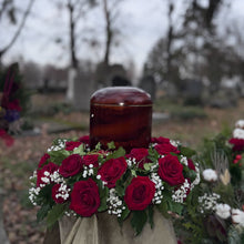 Laden Sie das Bild in den Galerie-Viewer, Urnenkranz aus Rosen "Ewige Verbundenheit"
