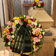 Laden Sie das Bild in den Galerie-Viewer, Biedermeierkranz aus Rosen "Eleganz"
