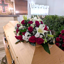 Laden Sie das Bild in den Galerie-Viewer, Sarggesteck aus Rosen und Lilien &quot;Immerwährende Liebe&quot;
