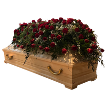 Laden Sie das Bild in den Galerie-Viewer, Sargdecke aus roten Rosen "Ewige Verbundenheit"
