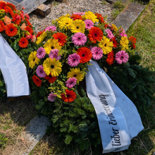 Laden Sie das Bild in den Galerie-Viewer, Trauerkranz aus Gerbera &quot;Neusiedlersee&quot;
