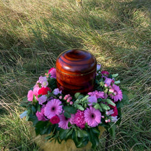 Laden Sie das Bild in den Galerie-Viewer, Urnenkranz in Pink &quot;Wolfgangsee&quot;
