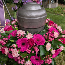 Laden Sie das Bild in den Galerie-Viewer, Urnenkranz in Pink &quot;Wolfgangsee&quot;
