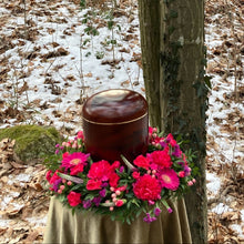 Laden Sie das Bild in den Galerie-Viewer, Urnenkranz in Pink "Wolfgangsee"
